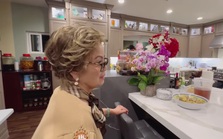 Sinh nhật 84 tuổi, mẹ Bằng Kiều mở "đại tiệc" tại Mỹ trong vài ngày, quà cáp chất đầy nhà