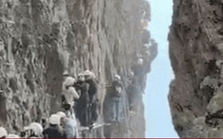 Độc lạ 'tắc núi' ở Trung Quốc, du khách chôn chân giữa vách đá thẳng đứng