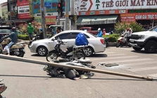 TPHCM: Trụ đèn "khủng" trên cầu đổ xuống đường, đè trúng một phụ nữ đi xe máy
