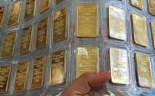 Vì sao giá vàng SJC liên tục phá đỉnh dù vàng thế giới đi xuống?