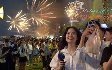 Giới trẻ Sài thành phấn khích chiêm ngưỡng 3 điểm bắn pháo hoa liên tiếp tại Lễ hội sông nước 2024, xem xong ai cũng thốt lên câu này!