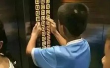 Đi vào thang máy, thang cuốn bố mẹ dán mắt vào điện thoại mặc kệ con bị nguy hiểm rình rập