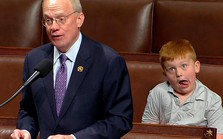 Cậu bé 6 tuổi "chiếm sóng" truyền hình khi làm trò tinh nghịch sau lưng bố ngay tại Hạ viện Mỹ