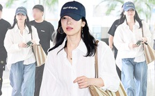 Chỉ diện áo trắng dáng rộng kết hợp với quần jean đơn giản nhưng Song Hye Kyo vẫn oanh tạc mạng xã hội