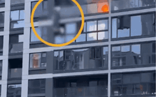 Khoảnh khắc kinh hoàng: Người đàn ông rơi tự do xuống đất từ ban công tầng 9 để tránh đám cháy