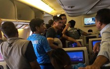 Máy bay chở tuyển thể thao Thái Lan bốc khói, hỏng điều hòa và nhốt hành khách hơn 3 giờ, nhiều người bị sốc nhiệt