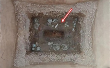 Mộ cổ 2.400 năm tuổi bị đào bới, chuyên gia vừa khai quật đã mừng húm vì những thứ tên trộm bỏ qua