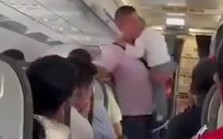 Chuyến bay bị hoãn vì toàn bộ hành khách đòi đuổi 1 bé trai xuống máy bay, nguyên do sự việc bất ngờ được ủng hộ