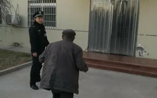 Ông cụ nhặt rác 93 tuổi bị trộm hơn 64 triệu đồng, cảnh sát vào cuộc điều tra bỗng phát hiện điều bất ngờ: Chính phủ Trung Quốc lái ô tô đến tận nhà để hỏi thăm