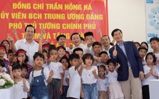 Ông Johnathan Hạnh Nguyễn mang tiền “vợ thưởng” tặng cho quỹ bảo trợ trẻ em