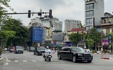 VIDEO: Đoàn xe Tổng thống Putin di chuyển trên đường phố Hà Nội