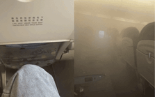 Khoang máy bay ngập khói mù khiến hành khách hoảng sợ, tiếp viên nhất quyết không cho sơ tán vì một lý do