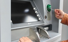 Thấy người đàn ông lảng vảng quanh ATM, ngân hàng báo cảnh sát