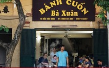 Quán bánh cuốn gia truyền 40 năm luôn đông khách ở Hà Nội, được Michelin đề xuất
