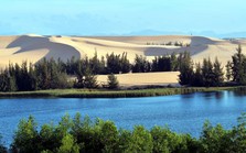 Điểm đến ngay miền Trung mà ngỡ ở nước ngoài: Vừa có hồ nước vừa có sa mạc cát, được ví như "tiểu Sahara"