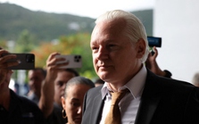 Nhà sáng lập WikiLeaks Julian Assange được tự do