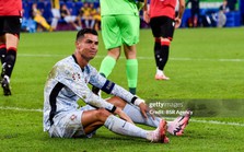 Ronaldo "tịt ngòi" và nhận thẻ vàng, Bồ Đào Nha thua sốc trước đội bóng xếp hạng thấp nhất Euro