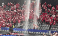 "Gala cười" Euro 2024: Trận đấu Đức - Đan Mạch phải tạm dừng vì sấm sét kinh hoàng, sân dột như thác, cổ động viên vui mừng nhảy múa tắm mưa