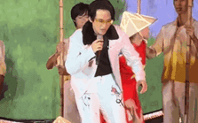 Clip: Hà Anh Tuấn đang hát thì bị tụt huyết áp, suýt ngất xỉu trên sân khấu