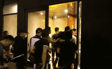 Cảnh hàng trăm "dân chơi" náo loạn khi công an bất ngờ đột kích quán bar ở Hà Nội