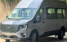 Ảnh thực tế nội, ngoại thất Ford Transit 2024 sắp ra mắt Việt Nam: Đèn kiểu Everest, bên trong xịn sò, màn hình kép như Mercedes