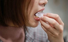 Ăn đá lạnh mùa nắng nóng, "đã miệng" nhưng có hại sức khỏe?