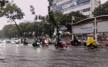 Ngay lúc này tại Hà Nội: Mưa lớn sấm chớp giật đùng đùng, người dân vừa đi đường vừa lo lắng