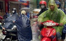 Ngay lúc này tại Hà Nội: Nhiều tuyến đường đã ngập rất nặng, xe chết máy la liệt