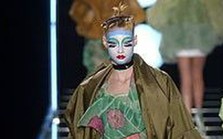 Show diễn bất ổn nhất nhì lịch sử Dior: Model "walk sập sàn" dù bị phá đám, hot lại sau 21 năm