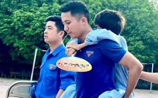 Mới mổ ruột thừa, thí sinh ở Nghệ An được thanh niên tình nguyện cõng đến phòng thi