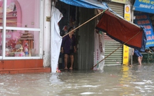 Người dân Hà Nội ngán ngẩm cảnh nước tràn vào nhà sau cơn mưa lớn: Có những lần nhà ngập 2 ngày mới rút hết nước
