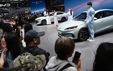 Đại chiến xe điện tại Trung Quốc: Sếp Huawei chê bai thẳng mặt xe BYD đi lên chỉ 'nhờ rẻ', đối thủ đáp trả dậy sóng MXH