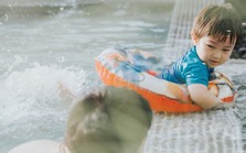 5 nguyên tắc phụ huynh phải khắc cốt ghi tâm khi cho trẻ xuống nước