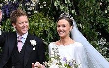 Cô dâu mới của chàng quý tộc giàu nhất nước Anh lộng lẫy trong ngày cưới, vương miện và giày cưới gây ấn tượng
