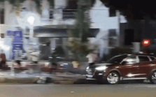 Clip nhiều cô gái hỗn chiến giữa phố, một người lái ô tô Santafe tông thẳng vào xe đối thủ