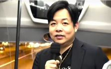 Một nam ca sĩ Việt nổi tiếng từ bỏ thân phận ngôi sao đi dẫn tour