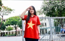 Nữ sinh Hà Nội diện áo cờ đỏ sao vàng lấy may cho môn thi 'gỡ điểm' vào lớp 10