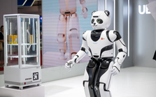 Trung Quốc triển khai robot hình người cao 1m7, tích hợp AI để lắp ráp xe điện cạnh tranh với Tesla