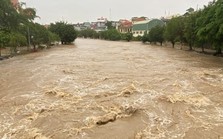 Nước ngập ngang người, đồ đạc bị cuốn trôi trong mưa lớn ở Quảng Ninh