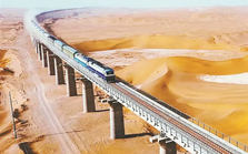 ‘Choáng váng’ công nghệ Trung Quốc: 3 năm xây 825km đường sắt, 219 cây cầu đi qua sa mạc hoang vu