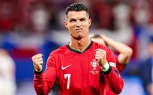 Bản lĩnh đỉnh cao của Ronaldo là đây: Vừa khóc nấc vì hóa "báo thủ", vẫn vượt sức ép ngàn cân để giúp Bồ Đào Nha vào tứ kết