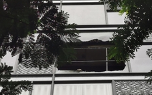 Hà Nội: Cháy tòa nhà 8 tầng ở quận Cầu Giấy, cảnh sát phá tường kính cứu người bên trong