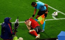 Hình ảnh xấu xí Euro đêm qua: Cựu sao MU đau đớn vì bị vật thể lạ ném trúng đầu, đôi giày từ "trên trời rơi xuống" khiến cầu thủ suýt mất oan bàn thắng