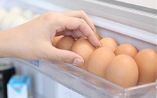 Có nên cất trứng ở ngăn cánh tủ lạnh không? Thì ra bấy lâu rất nhiều người hiểu sai