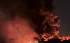 Cháy lớn ở Vĩnh Phúc, lửa kèm khói cuồn cuộn bốc cao cả trăm mét, hơn 10 xe cứu hỏa tới hiện trường