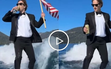 Mark Zuckerberg mặc suit lướt sóng, uống bia 'chúc mừng sinh nhật' nước Mỹ