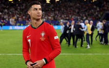 Xót xa: Ronaldo thất thần, cố nén những giọt nước mắt cay đắng trong trận đấu cuối cùng tại Euro