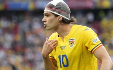 Vì sao cầu thủ Euro 2024 đội chiếc mũ đặc biệt trông như củ hành tây?