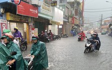 TPHCM đón mưa rất to