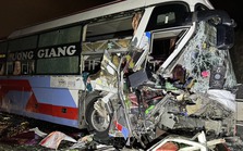 Tai nạn nghiêm trọng trên cao tốc Vĩnh Hảo- Phan Thiết, xe giường nằm lao vào xe đầu kéo